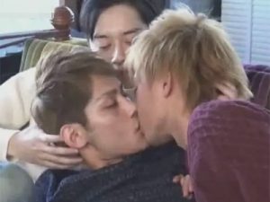 【ゲイ動画】ハーフ顔の純日本人のイケメンが主役の3P！ケツマンにチンポを2本ぶち込んだり連結フェラや連結セックスを魅せる！