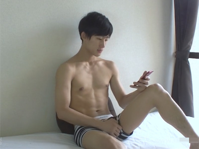 【ゲイ動画】韓国人風のルックスの爽やかなノンケイケメンがスマートフォンでオカズを見ながら全裸オナニー！