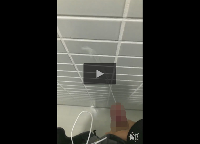 【Twitterゲイ動画】大学のキレイなトイレでカリ首を皮オナで刺激し壁に特濃ザーメンをぶっかける大学生！