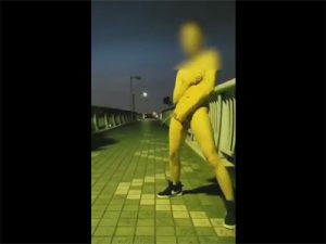 【Twitterゲイ動画】夜の歩道橋で全裸でシコシコとオナって喘ぎながら精子を遠くに飛ばそうとする素人の変態露出魔！