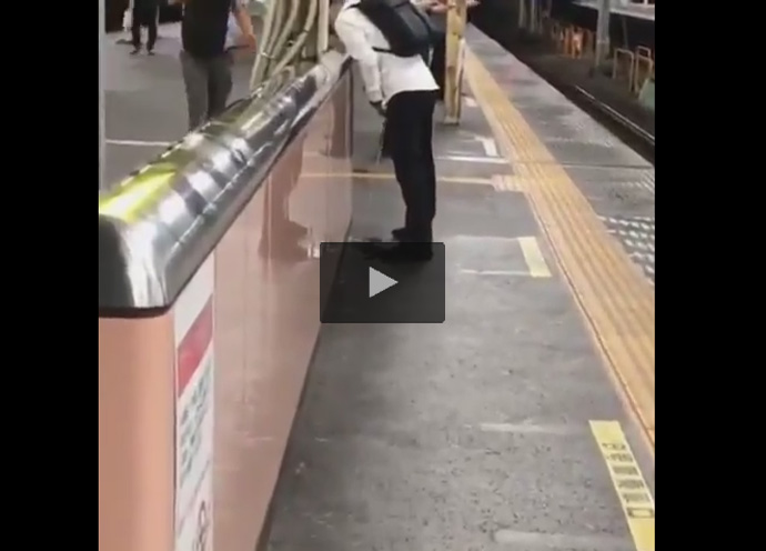 【Twitterゲイ動画】駅のホームで泥酔した乗客が立ちション！意識朦朧の中で漏らすことは辛うじて回避した模様！
