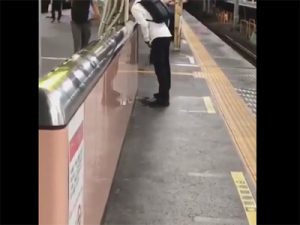 【Twitterゲイ動画】駅のホームで泥酔した乗客が立ちション！意識朦朧の中で漏らすことは辛うじて回避した模様！